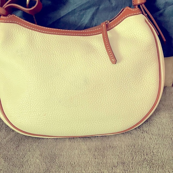 Dooney/ Bourke shoulder white bag moon shape pre owned - Picture 2 of 2